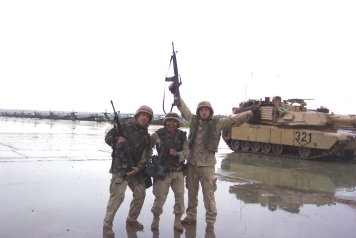 soldaten bij brug Mosul