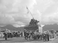 herdenking bij militair monument