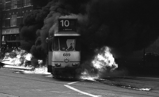 Ontspoorde tram vliegt in brand, Van Baerlestraat Amsterdam, 12 oktober 1982. Foto Joop BLom
