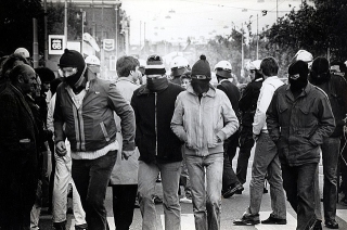 agenten verkleed als krakers bij het hoofdbureau Amsterdam, 9 oktober 1980. Foto Joop Blom